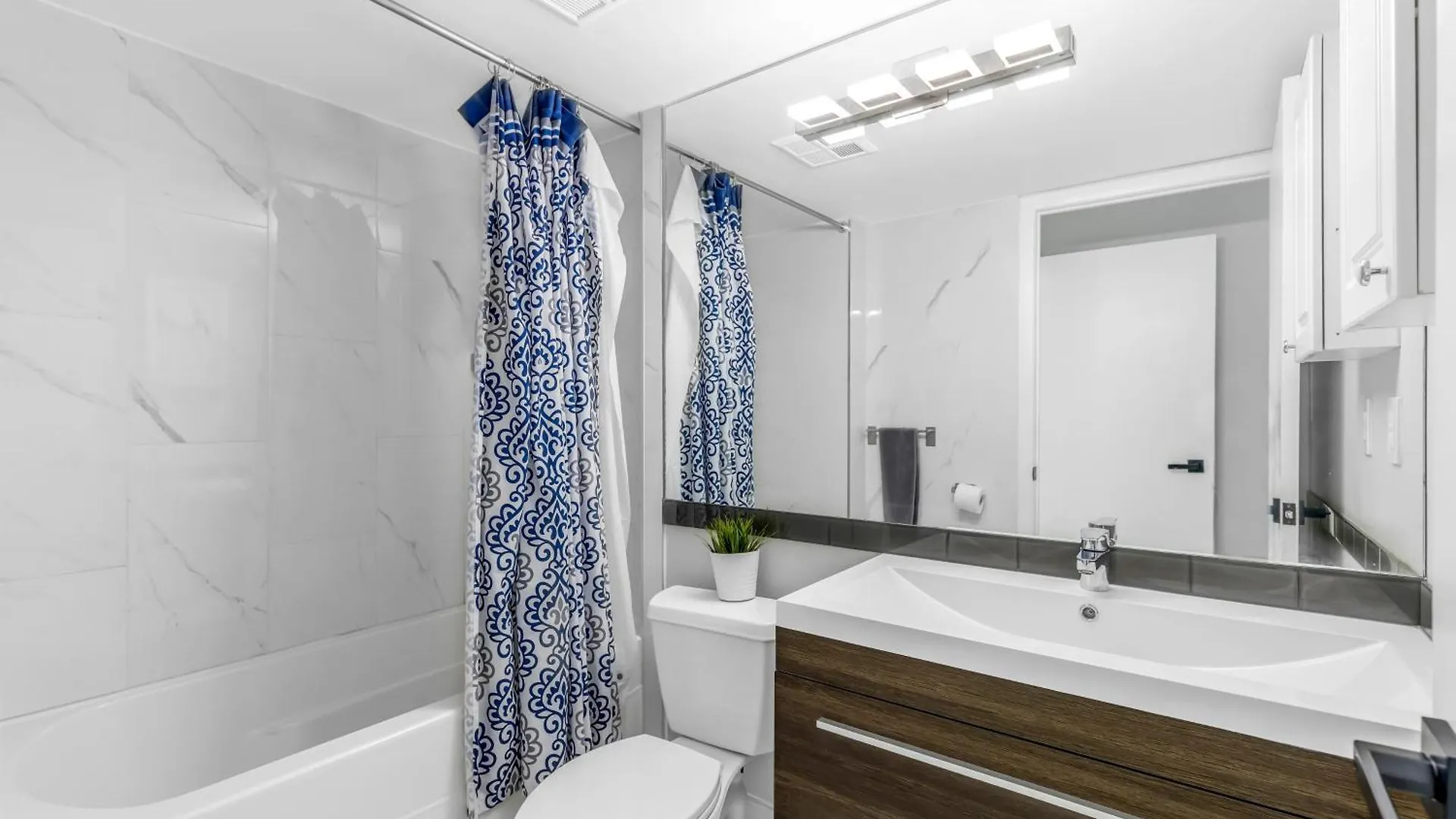 2 Bedroom With City Views With Free Parking And Pool