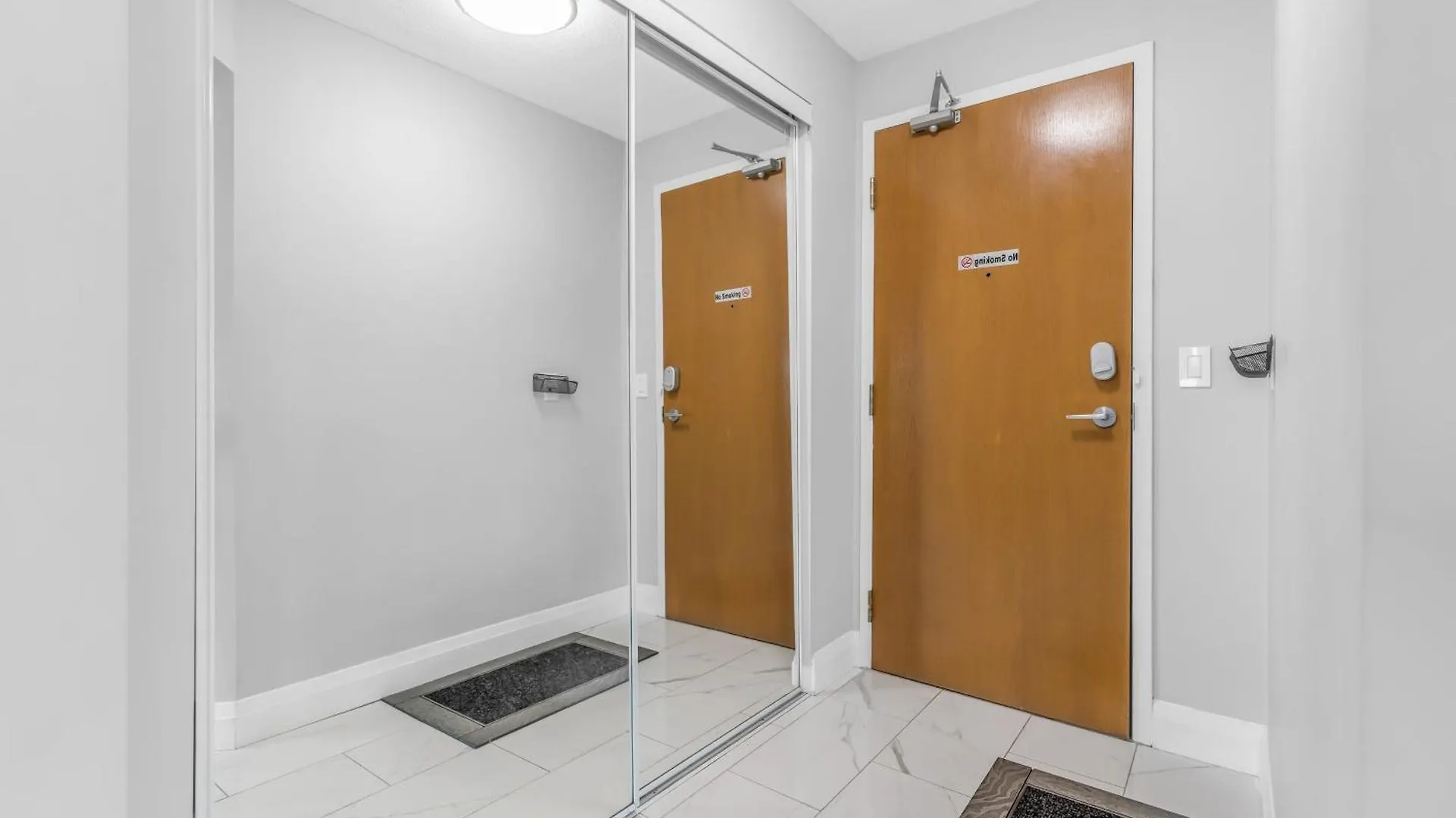 2 Bedroom With City Views With Free Parking And Pool Toronto