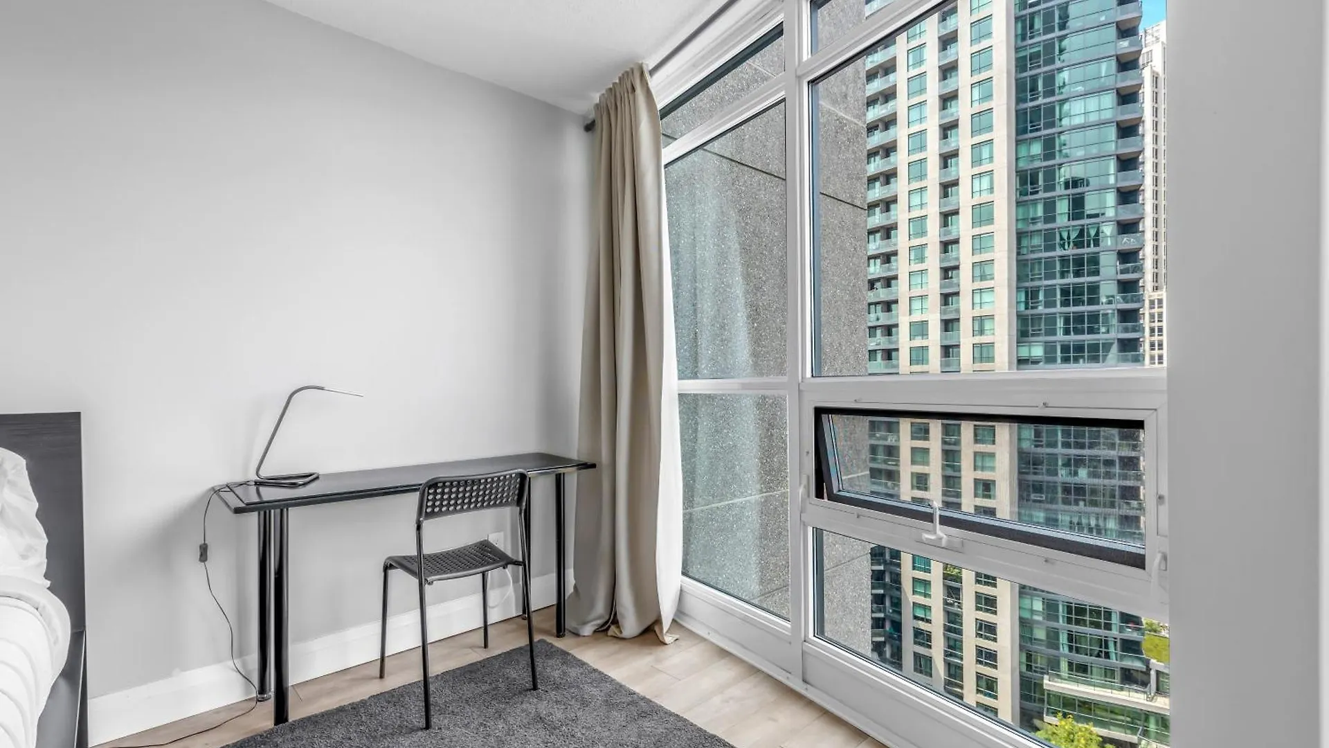 2 Bedroom With City Views With Free Parking And Pool Canada