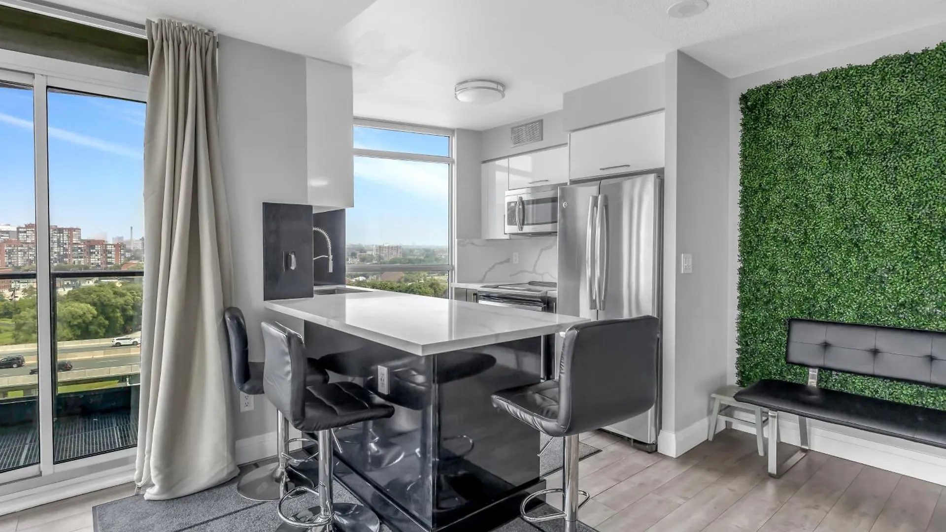 2 Bedroom With City Views With Free Parking And Pool अपार्टमेंट