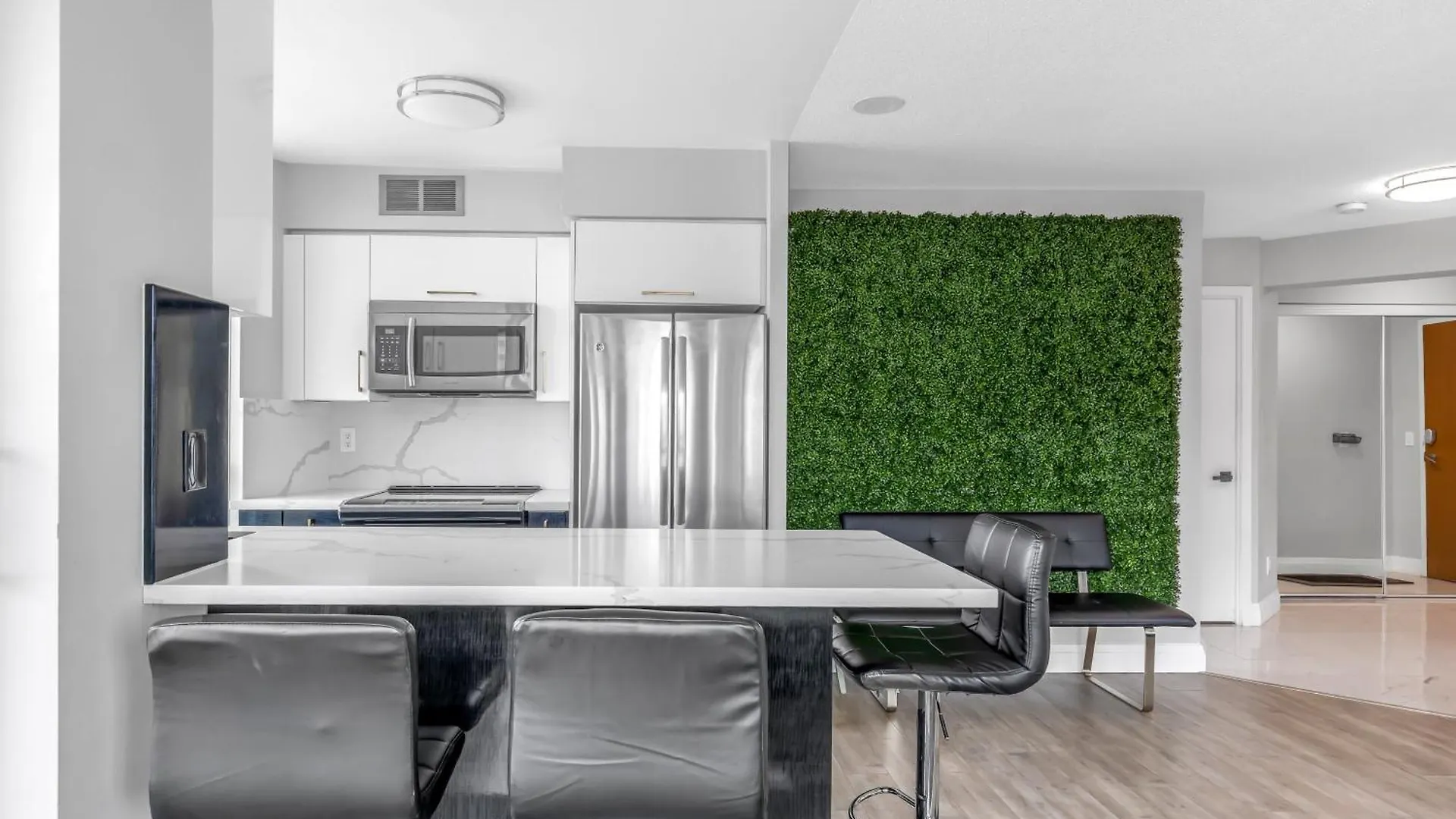 2 Bedroom With City Views With Free Parking And Pool